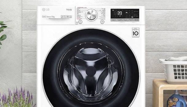 LG wasmachine met 9 kg vulgewicht en Direct Drive motor met 10 jaar garantie in moderne wasruimte