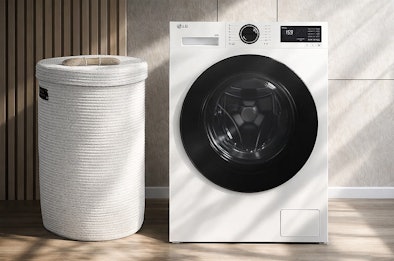 LG wasmachine 9 kg vulgewicht met zwarte trommel naast een witte wasmand