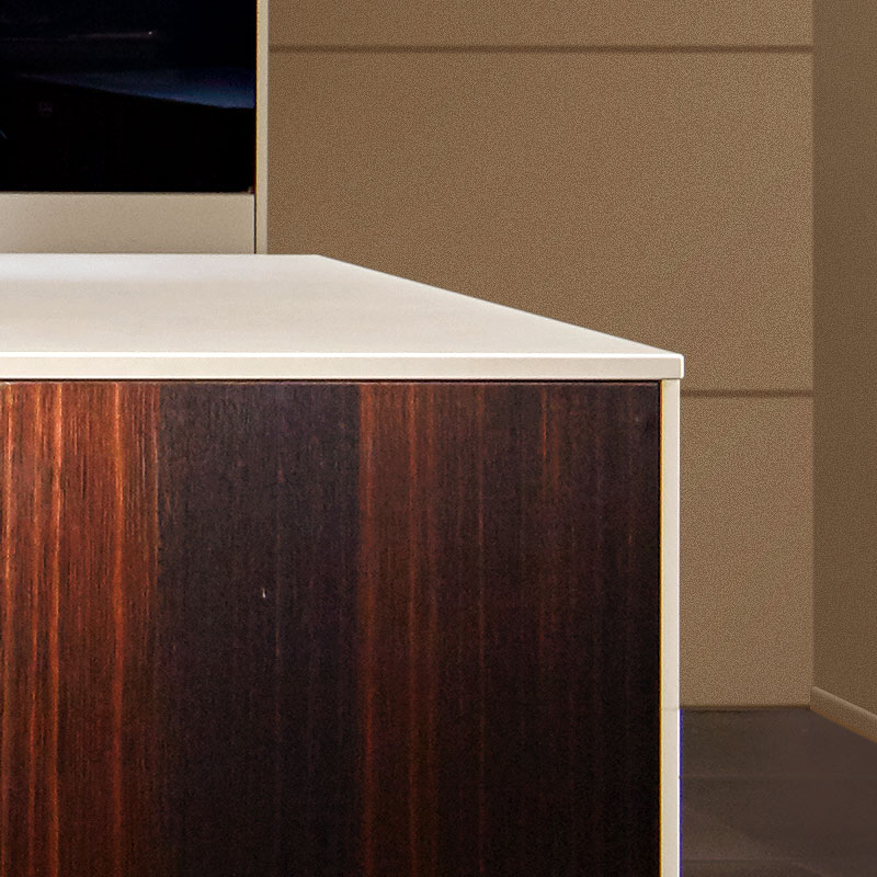 Licht werkblad met zacht zandkleurig oppervlak.