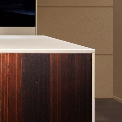 Licht werkblad met zacht zandkleurig oppervlak.