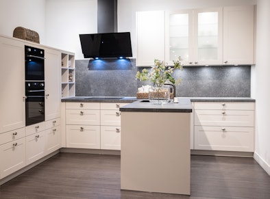 Lichtbeige landelijke keuken