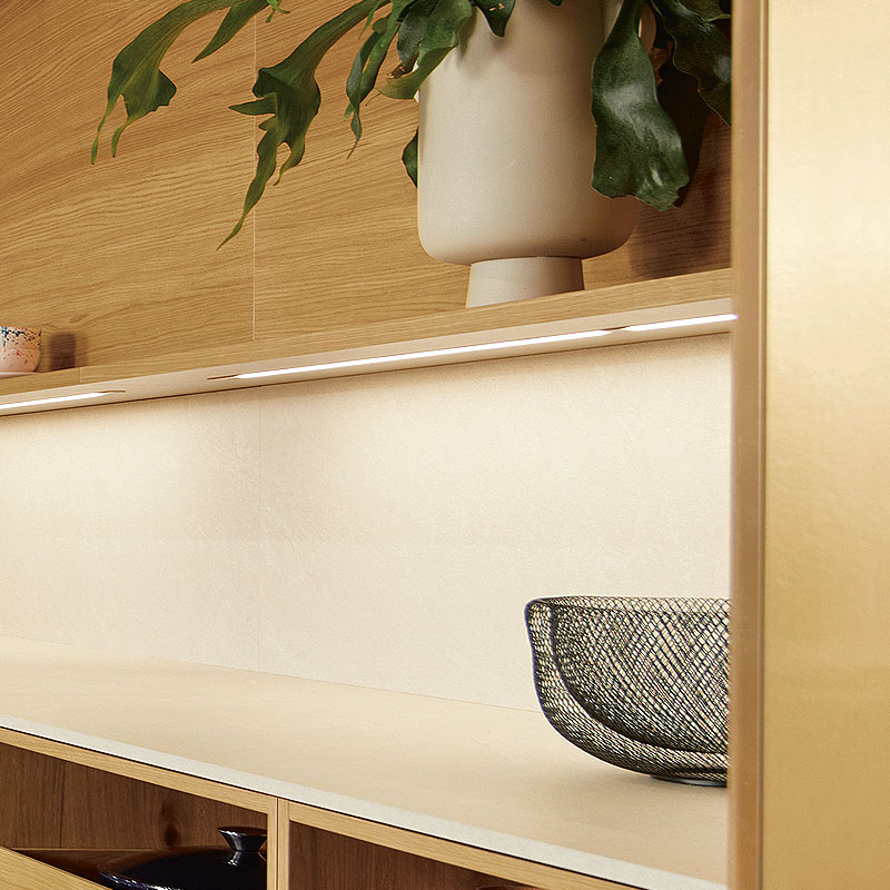 Lichte houttonen met onderverlichting