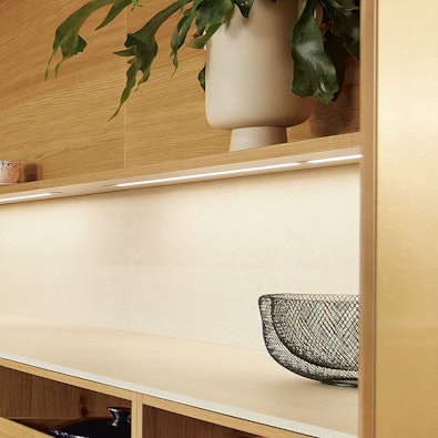 Lichte houttonen met onderverlichting