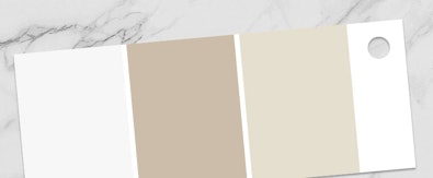 Kleurenstalen van lichte keukenfronten in wit, beige en crème op marmeren achtergrond.