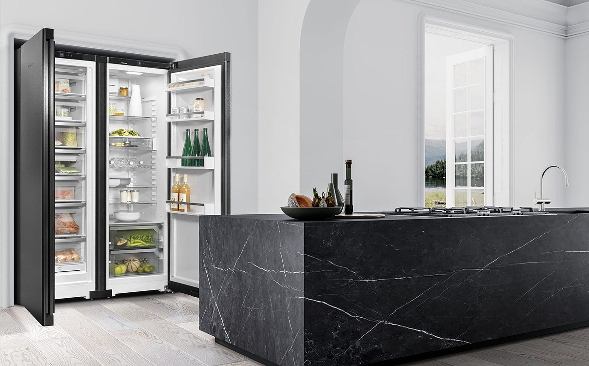 Liebherr Amerikaanse koelkast in een moderne keuken met open deuren en ruime koelindeling