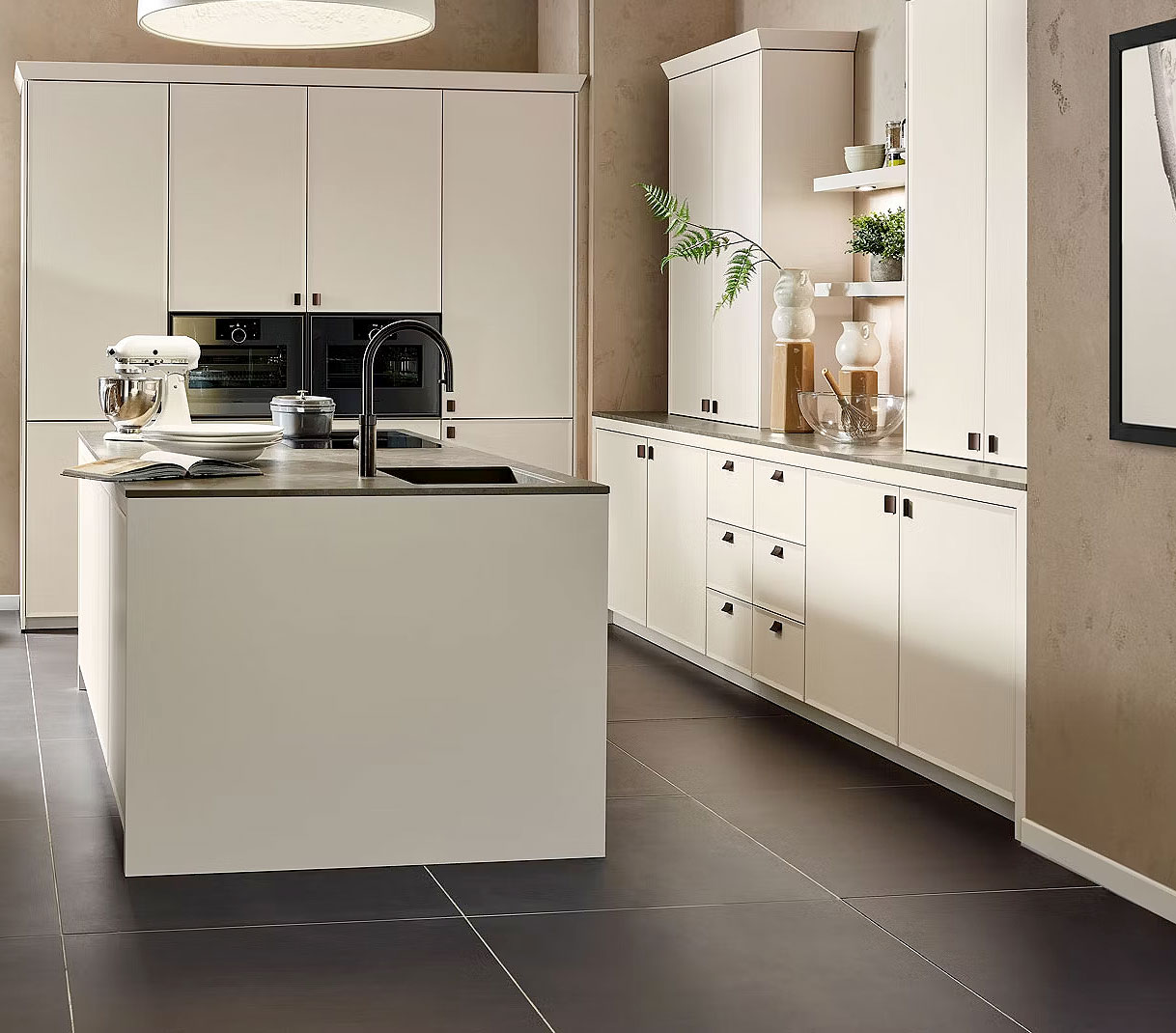 Kookeiland met ruime loopruimte tussen eiland en kastenwand in moderne keuken