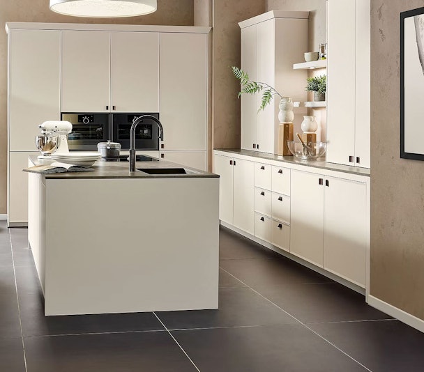 Kookeiland met ruime loopruimte tussen eiland en kastenwand in moderne keuken