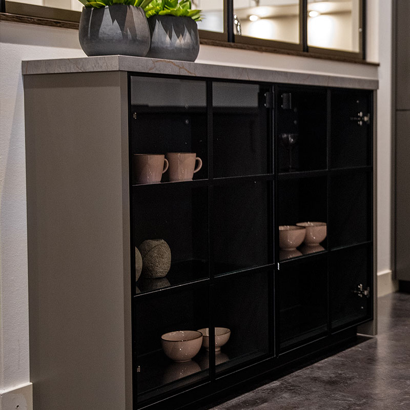 Los kastelement met zwarte glasdeurtjes