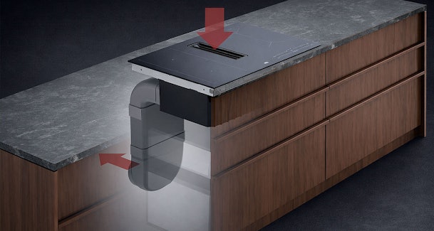 AEG kookplaat met afzuiging en luchtafvoersysteem dat kookdampen via een buis naar buiten leidt