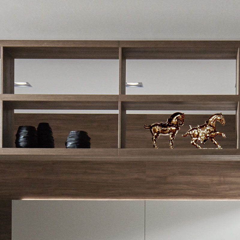 Open wandrekken in noten urban met decoratieve items.