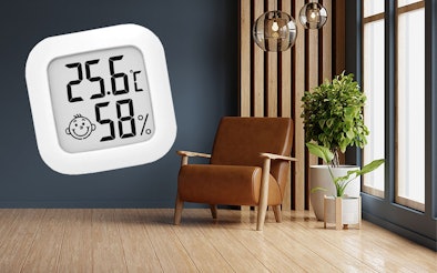 Digitale hygrometer toont 25,6°C 59% luchtvochtigheid woonkamer huisstofmijten allergieën beheersen