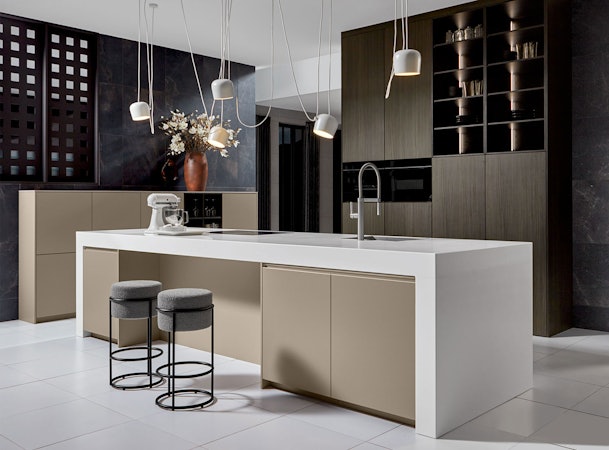 Luxe eilandkeuken in beige, wit en hout