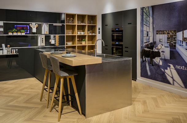 Luxe next125 keuken met keukenblad en stolwand in rvs.