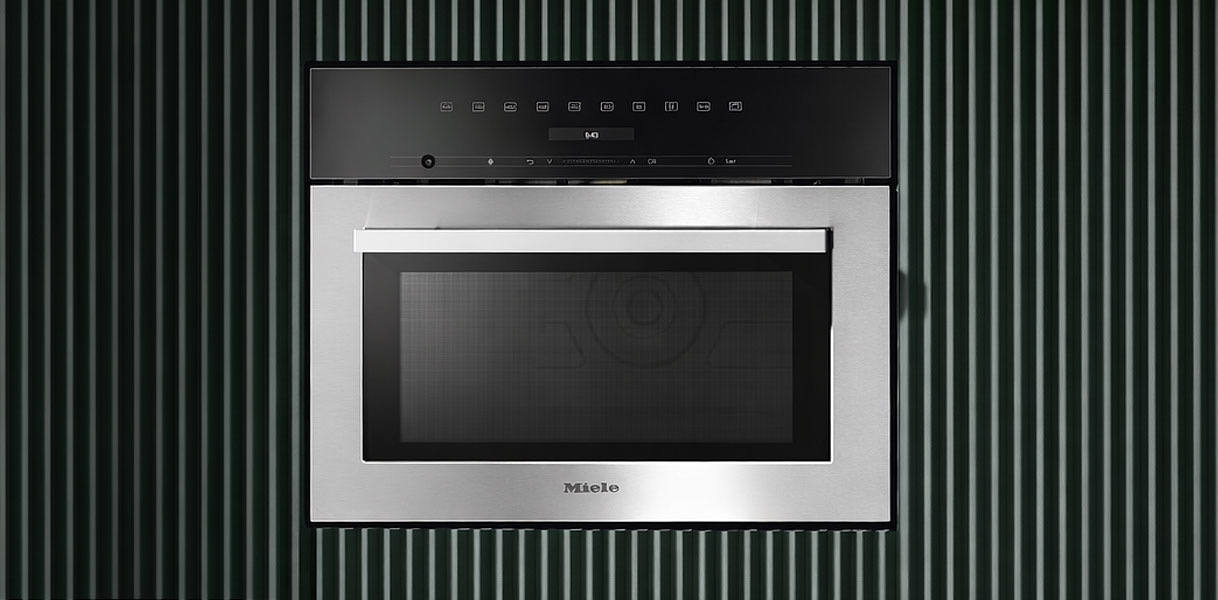 Miele M serie solo magnetron ingebouwd in donkergroene keukenkasten met TopControl bediening en 46 liter inhoud