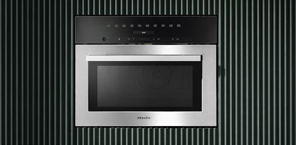 Miele M serie solo magnetron ingebouwd in donkergroene keukenkasten met TopControl bediening en 46 liter inhoud