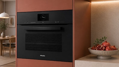 Miele H 7640 combimagnetron met M Touch S touchdisplay in een moderne keuken
