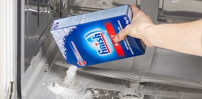Vaatwaszout bijvullen voor beter onderhoud van de vaatwasser