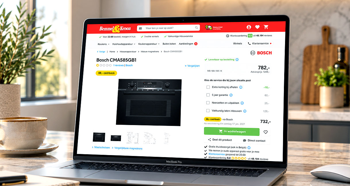 Productpagina van een magnetron aanbieding met adviesprijs en actuele prijs op een laptop