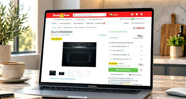 Productpagina van een magnetron aanbieding met adviesprijs en actuele prijs op een laptop