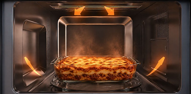 Lasagne in een glazen schaal onder het grillelement met pijlen die de warmte aangeven