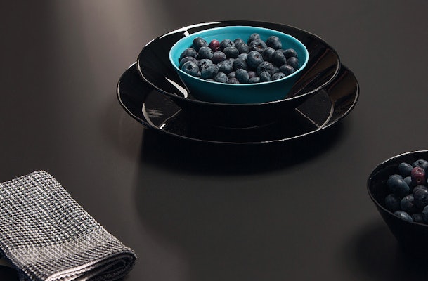 Mat zwart Fenix blad op aanrecht.