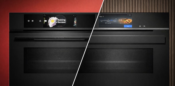 Vergelijking mat zwarte magnetron met baking sensor en glanzend zwarte magnetron met touchdisplay naast elkaar