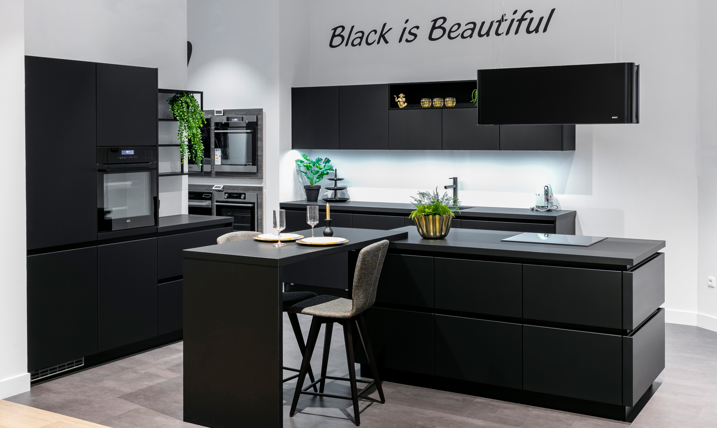 Zwarte keuken: mat zwart of met hout | Bemmel &