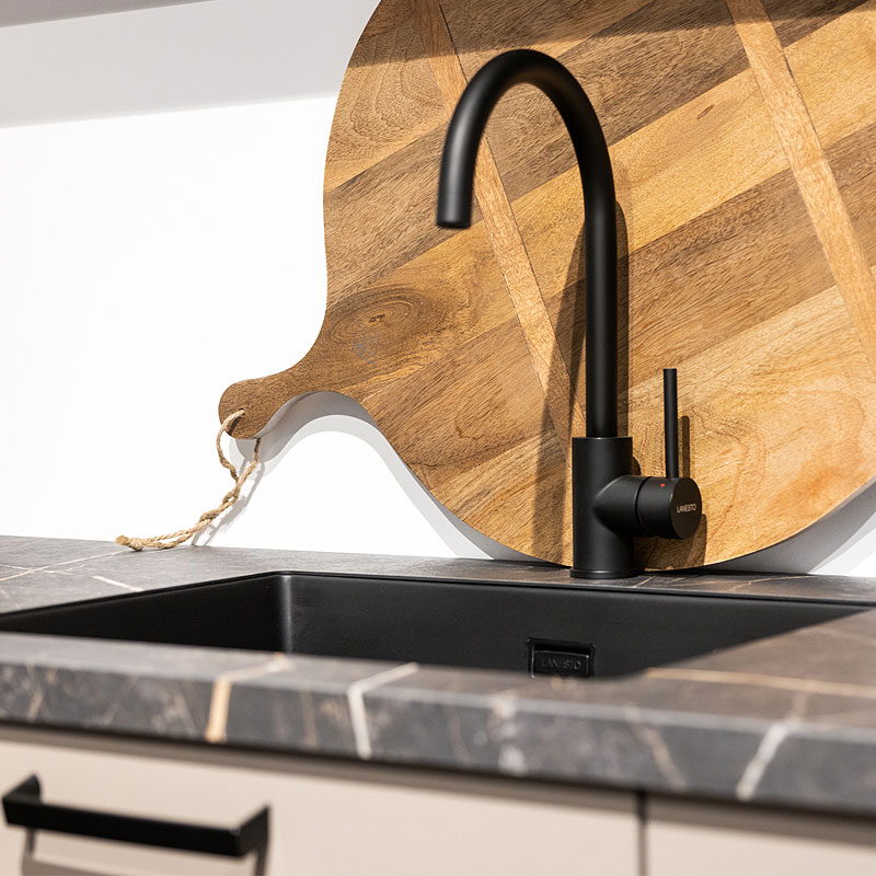 Mat zwarte mengkraan en spoelbak