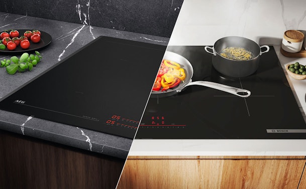 Matte en glanzende inductiekookplaat naast elkaar, met een AEG matte kookplaat links en een glanzende Bosch inductiekookplaat rechts met pannen erop.