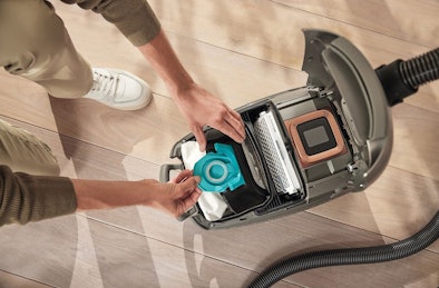 Handen vervangen Miele stofzuigerzak met hygiënisch sluitingssysteem