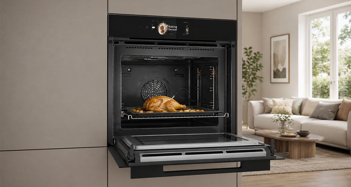 Bosch combimagnetron met gebraden kip en kerntemperatuurmeter in een moderne taupe keuken.