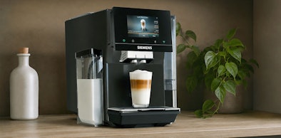 Siemens koffiemachine met geïntegreerd melkreservoir dat een latte macchiato zet op het aanrecht
