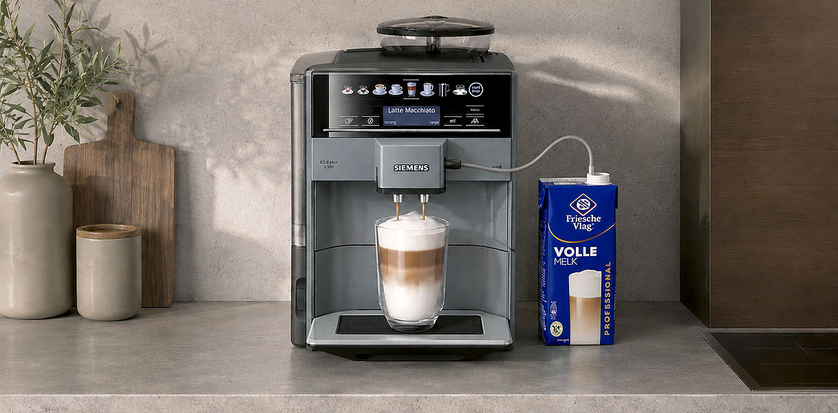 Siemens koffiemachine met melkpijpje dat melk aanzuigt uit een pak voor een latte macchiato