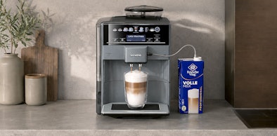 Siemens koffiemachine met melkpijpje dat melk aanzuigt uit een pak voor een latte macchiato