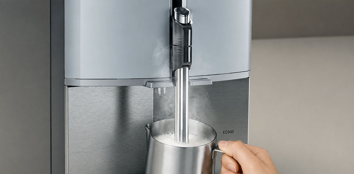 Stoompijpje van een Siemens EQ300 koffiemachine dat melk opschuimt in een kannetje