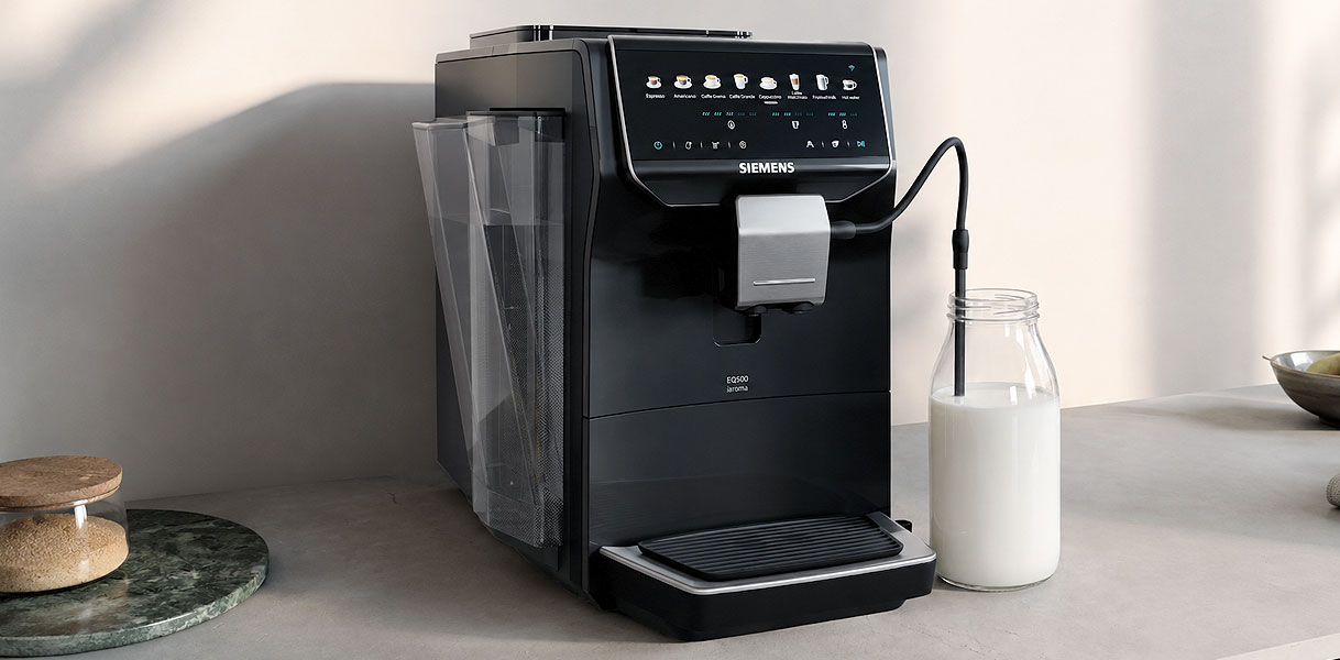 Siemens cappuccino apparaat met melkslang die melk aanzuigt uit een beker naast de machine