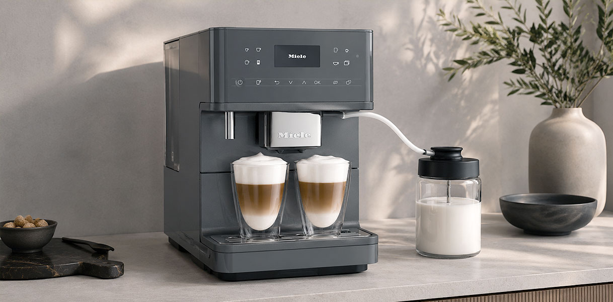Miele cappuccino apparaat met geïntegreerd melkreservoir dat twee cappuccino's zet op een aanrecht