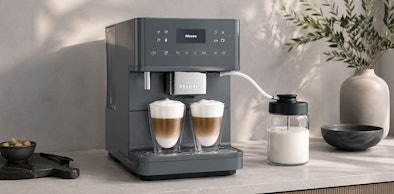 Miele cappuccino apparaat met geïntegreerd melkreservoir dat twee cappuccino's zet op een aanrecht