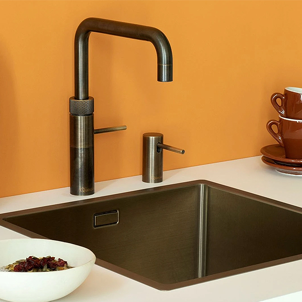 Quooker Fusion Square in Messing Patina met zeeppomp boven bronzen spoelbak