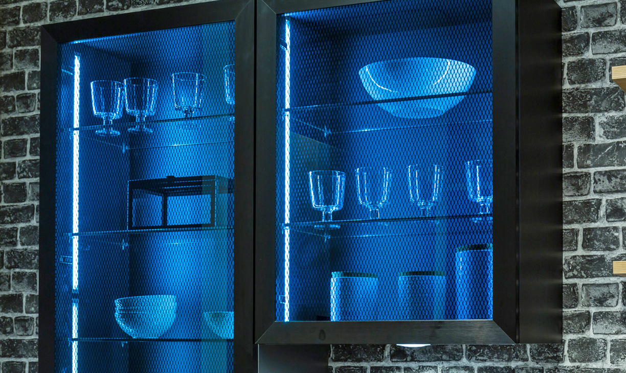 Metalen vitrinekasten met industrieel design.