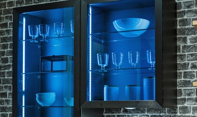 Metalen vitrinekasten met industrieel design.