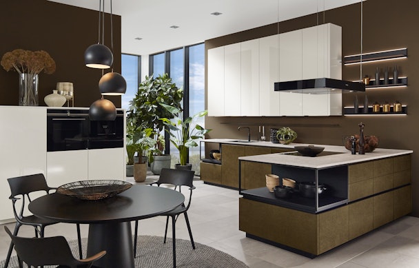 Metallic keuken met geborstelde gouden keukenfronten.