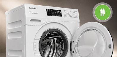 Miele wasmachine van 8 kg met 1400 toeren en geopende deur voor twee personen
