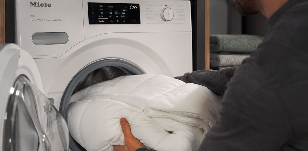 Dekbed in de trommel van een Miele 9 kg wasmachine voor een gezin