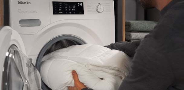 Dekbed in de trommel van een Miele 9 kg wasmachine voor een gezin