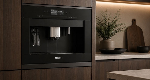 Miele inbouw koffiemachine met AutoDescale voor automatisch ontkalken in een donker eiken keuken
