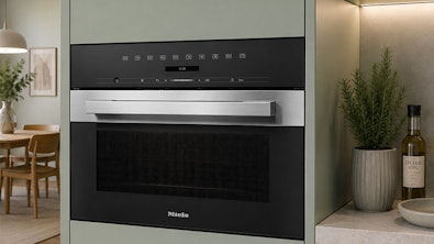 Miele M 7240 TC inbouwmagnetron met DirectSensor S-bediening ingebouwd in een moderne groene keuken.