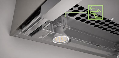 Led-spot aan de onderkant van een Miele afzuigkap met draairichting voor het loshalen