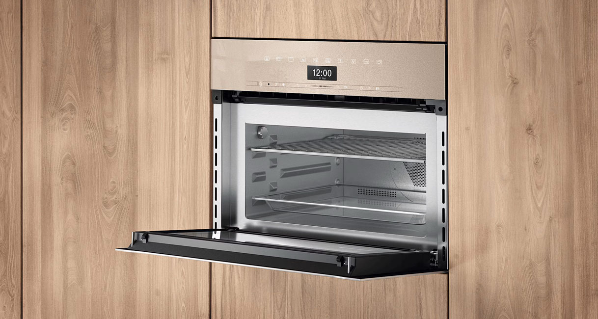 Miele combimagnetron ingebouwd in houten keukenkast met geopende ovendeur