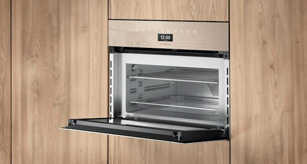 Miele combimagnetron ingebouwd in houten keukenkast met geopende ovendeur